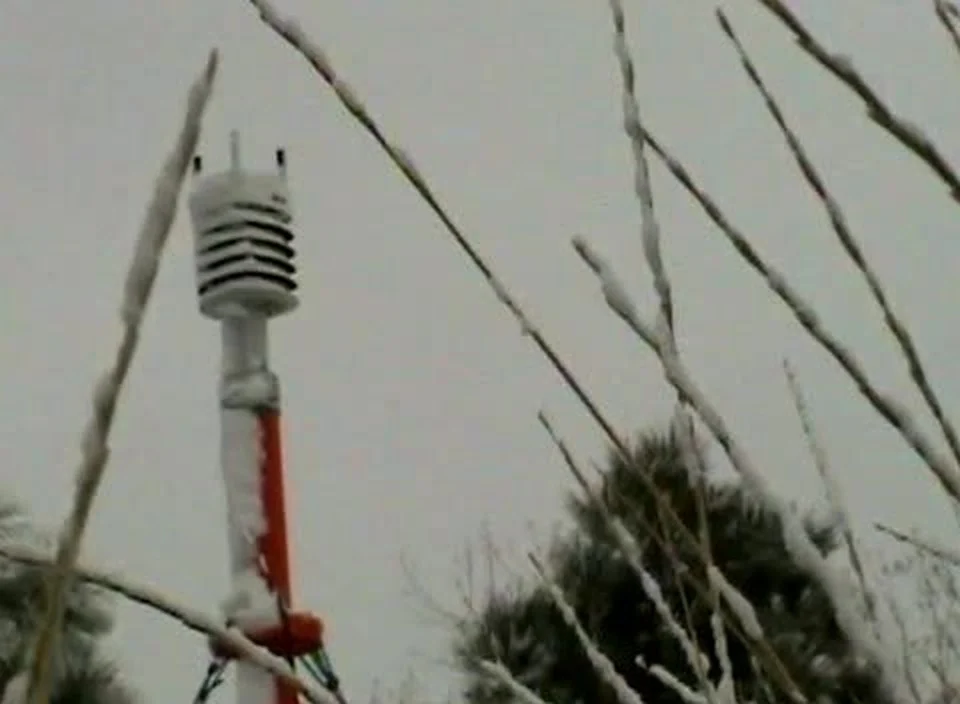 Vereister Javelin-Wettersensorkopf auf seinem Mast vor winterlichem Himmel