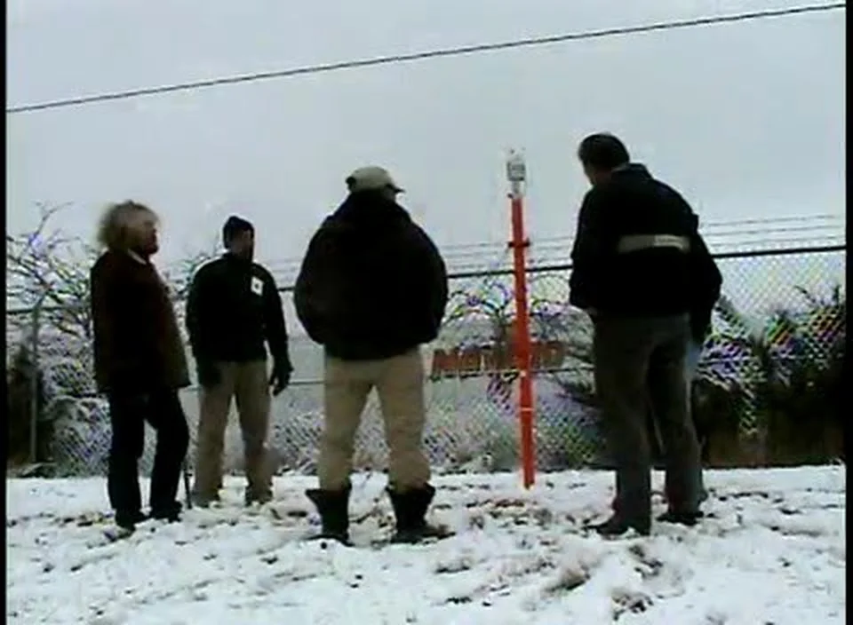 Ein Team steht im Schnee um einen Javelin-Sensormast am National Interagency Fire Center